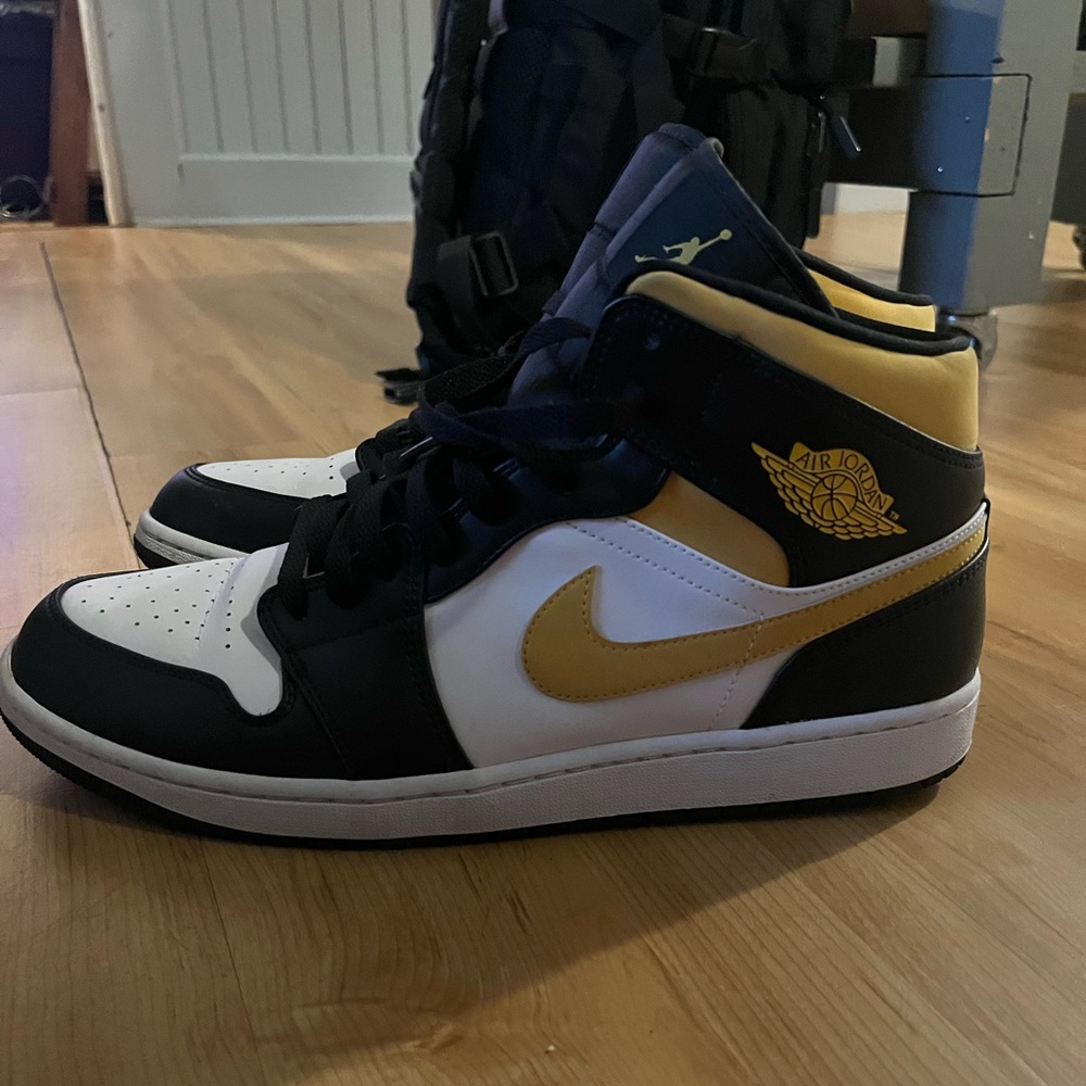 Nike Air Jordan 1 Retro OG Men's Black and Yellow Sneakers